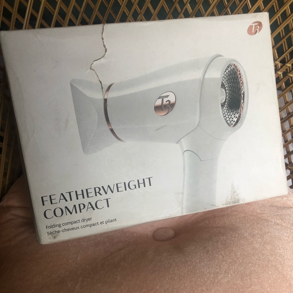 T3 Featherweight compact blow dryer